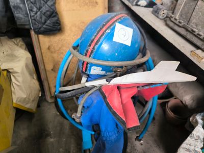 une borne d'incendie bleue et un casque bleu dans une pièce
