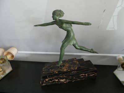 une statue représentant une femme debout sur une table