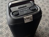 une radio posée sur une table au sol