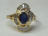 une photo d'une bague sertie d'un saphir et de diamants