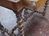 une table en bois surmontée d'un tiroir
