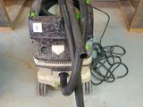 a machine that is sitting on the floor in the room