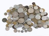 une pile de vieilles pièces de monnaie sur une surface blanche
