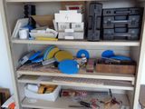 une étagère contenant de nombreux objets dans une pièce