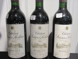 trois bouteilles de vin posées sur une table