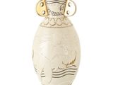 un vase blanc avec une anse dorée sur fond blanc