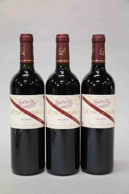 trois bouteilles de vin rouge posées côte à côte sur une table