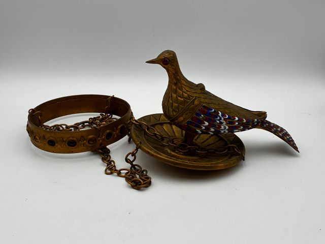 XXème. Suspension colombe eucharistique, en bronze doré et émaill...