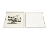 un livre blanc contenant une photo en noir et blanc