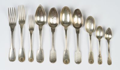beaucoup de cuillères et de fourchettes en argent sur la table