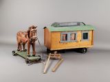 un cheval en jouet tirant une charrette à laquelle est attaché un autre cheval