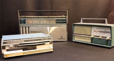 three old fashioned radio ' s sitting next to each other on a table