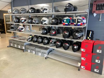 il y a beaucoup de casques sur les étagères du magasin