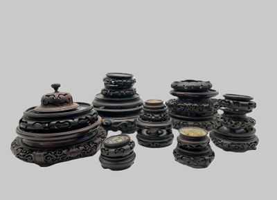tout un tas de vases de toutes sortes sur la table