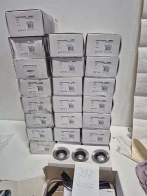 de nombreuses boîtes contenant du matériel électronique posées sur une table