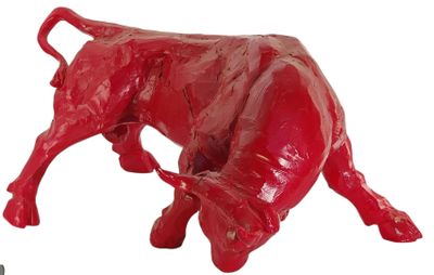 une statue rouge représentant un taureau sur fond blanc