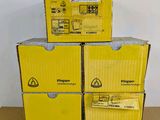 trois boîtes empilées les unes sur les autres sur une table
