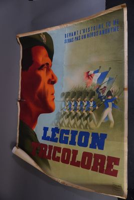 une affiche représentant un homme en uniforme militaire accrochée au mur