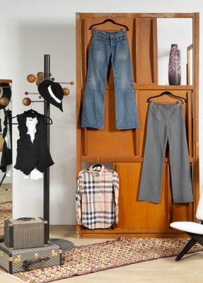 une photo d'un portant à vêtements dans un salon