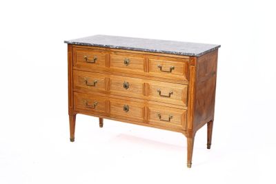une image d'une commode en bois avec un plateau en marbre