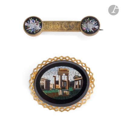 deux broches et une épingle à l'effigie d'un palais