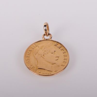 gros plan d'une pièce d'or avec un visage dessus