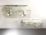 deux morceaux de verre suspendus au plafond