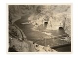 une photo en noir et blanc représentant une rivière et un pont