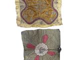 trois morceaux de tissu ornés de motifs sur fond blanc