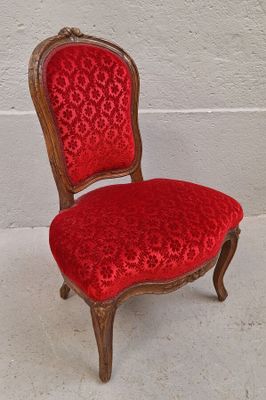 Chaise en bois naturel, garniture de velours rouge frappé.