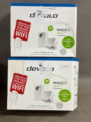 deux boîtes de manettes Nintendo Wii posées sur une table