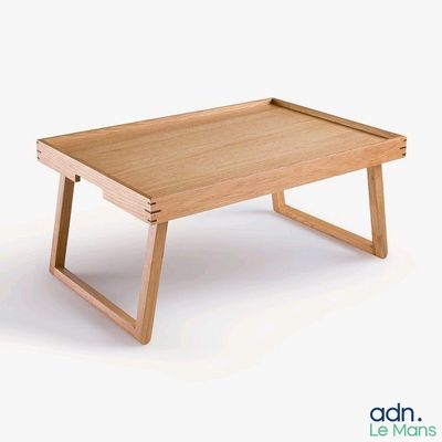 une petite table en bois sur laquelle est posé un plateau