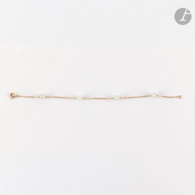 un bracelet de perles blanches sur fond blanc
