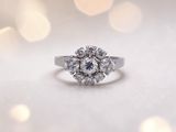 gros plan d'une bague en diamant sur une surface blanche