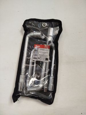un sac noir contenant un objet argenté, posé sur une table