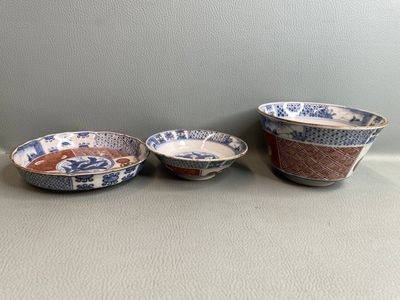 trois bols bleus et blancs posés sur une table