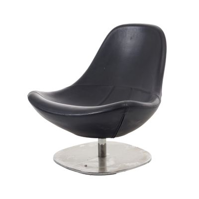 La chaise est en cuir noir et possède un piètement en métal.
