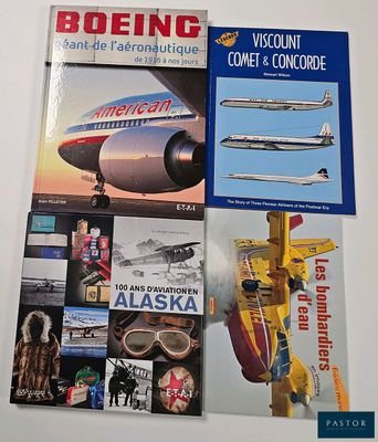 deux livres posés sur une table, avec un avion et un avion