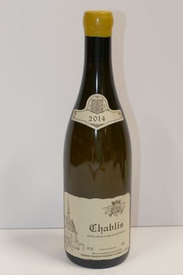 une bouteille de vin posée sur une table