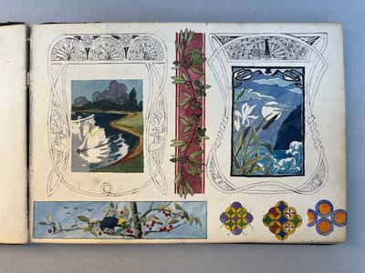 un livre ouvert sur lequel figurent des images d'oiseaux et de fleurs