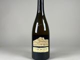 la bouteille de vin est posée sur la table, prête à être remplie