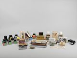 un grand nombre d'objets posés sur une table