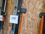 Plusieurs types d'outils sont exposés sur un mur