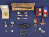 de nombreux objets posés sur une table bleue