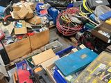 beaucoup de bric-à-brac par terre dans un garage