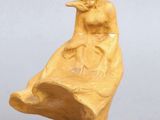 une image représentant une statue d'une femme assise sur un coquillage