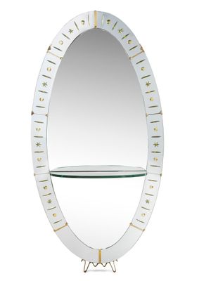un miroir ovale muni d'une étagère et d'une autre étagère en dessous