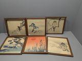 quatre tableaux asiatiques encadrés représentant des oiseaux et des fleurs, exposés dans une pièce