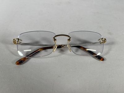 gros plan d'une paire de lunettes sur une surface blanche