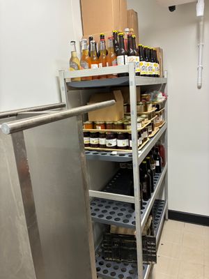 un réfrigérateur dans une cuisine dont les étagères sont bien remplies